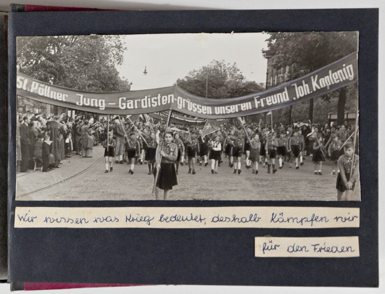 Sfilata dei ragazzi del Gruppo Voith St. Pölten. Sull'album è riportata la scritta "Noi sappiamo cosa è la guerra, perciò lottiamo per la pace"